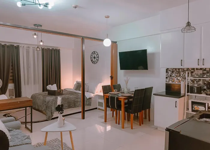 Bright & Airy Near Venice Mall With Pool, Gym & Fast Wifi Apartment Manila
