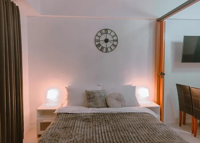 Bright & Airy Near Venice Mall With Pool, Gym & Fast Wifi Apartment Manila