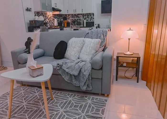 Bright & Airy Near Venice Mall With Pool, Gym & Fast Wifi Apartment Manila