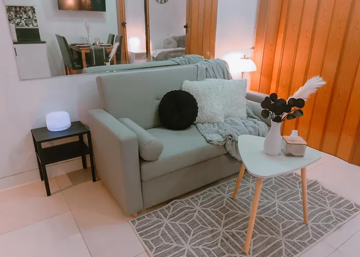 Bright & Airy Near Venice Mall With Pool, Gym & Fast Wifi Manila