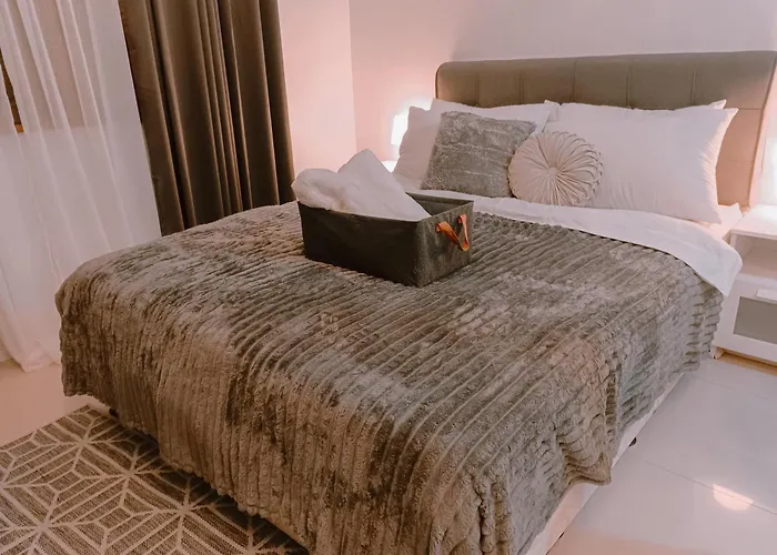 Bright & Airy Near Venice Mall With Pool, Gym & Fast Wifi Apartment *